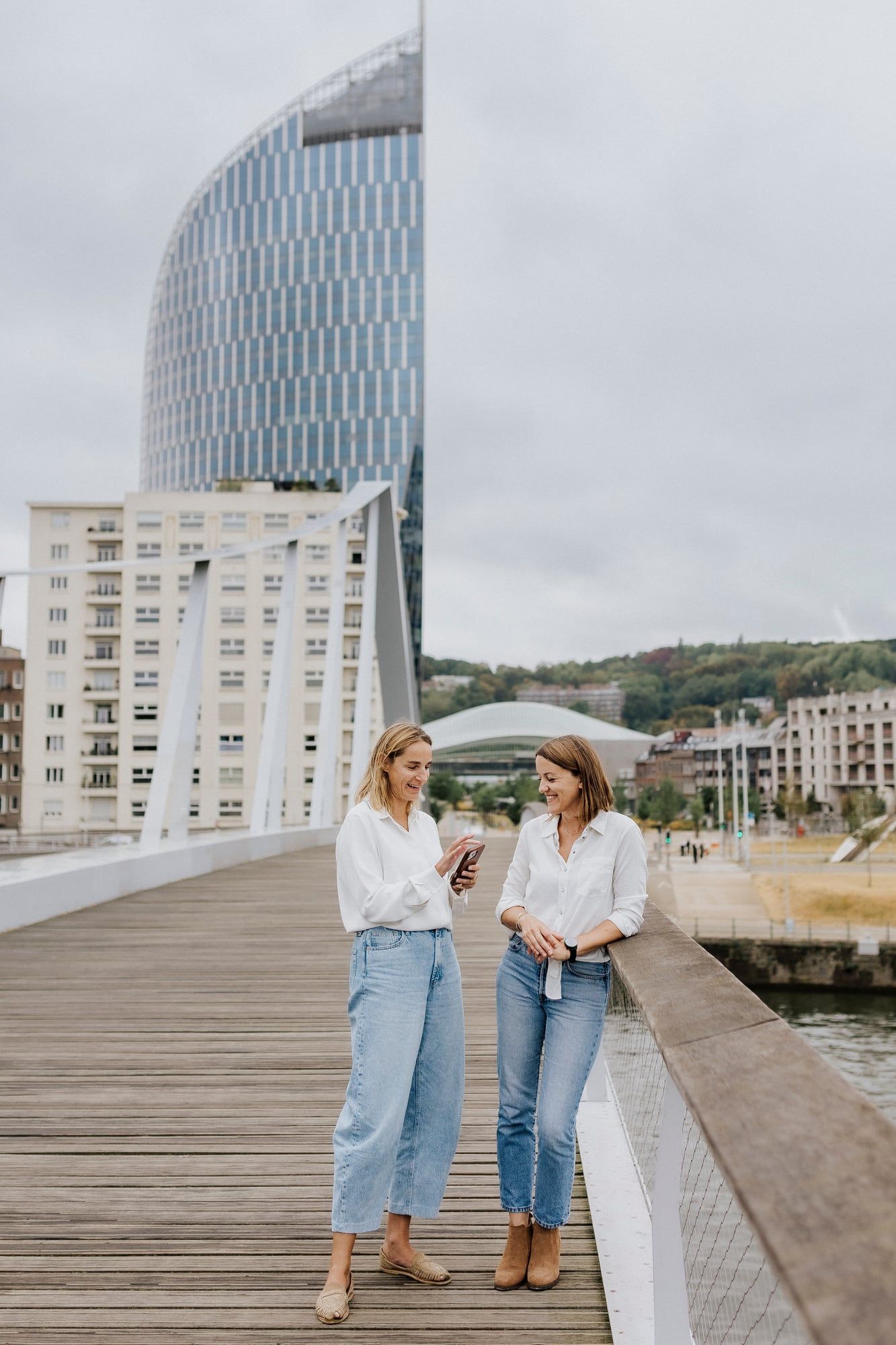 Deux membres de l’équipe sur les quais de Meuse à Liège