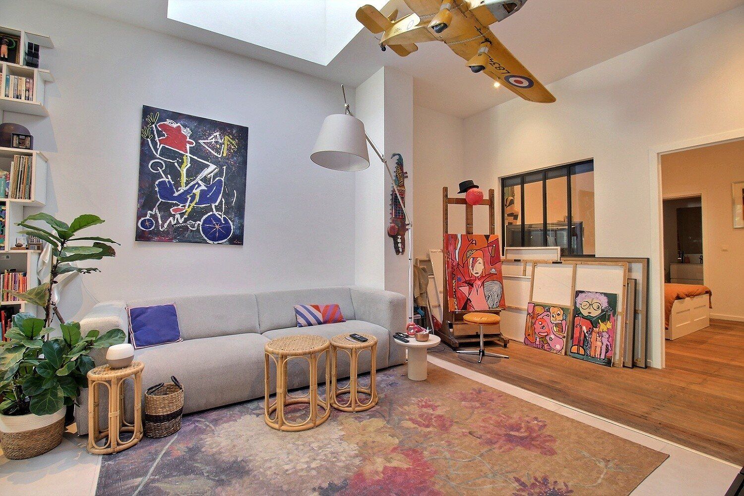 Grand espace de vie partagé, lumineux et décoré