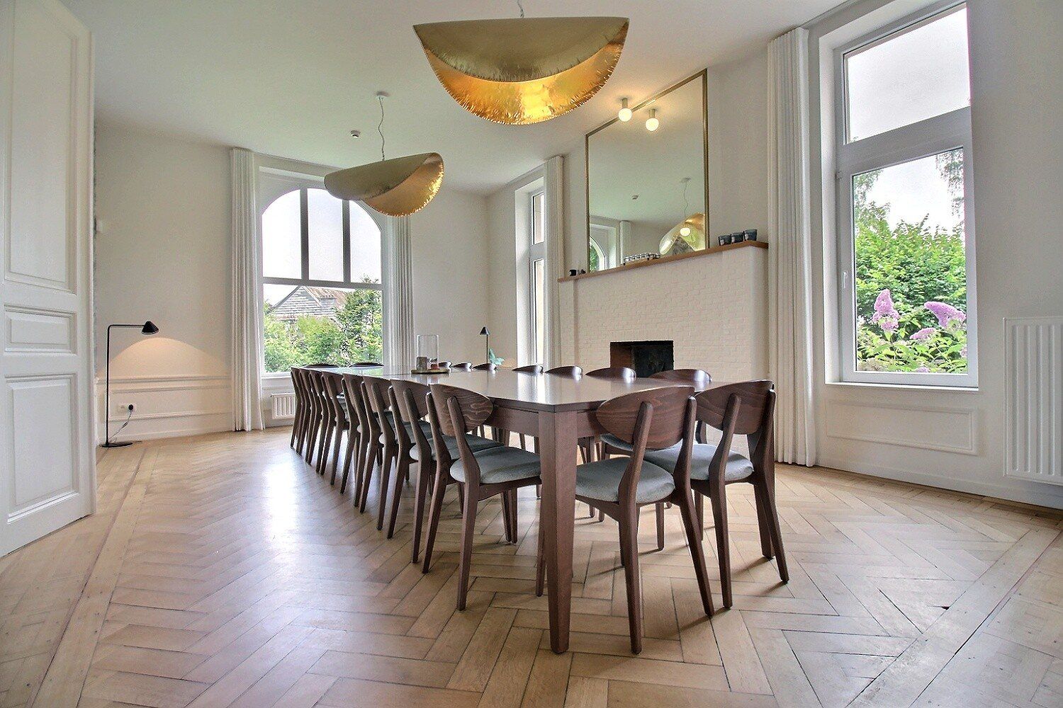 Grande table de salle à manger pour accueillir des groupes