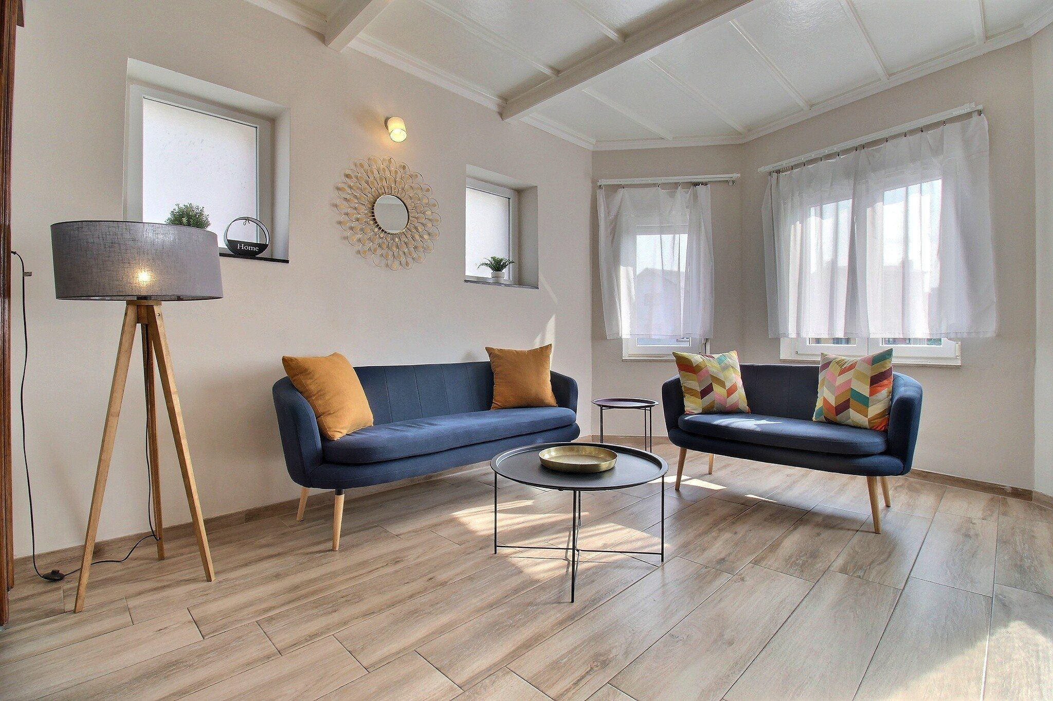 Salon lumineux d’un appartement à louer