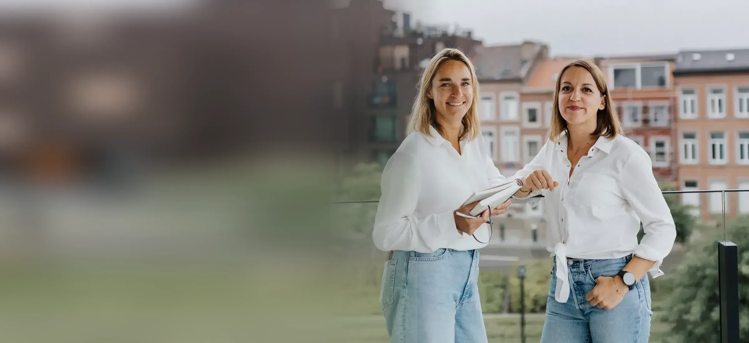 Deux membres de l’équipe ZE AGENCY sur une terrasse à Liège