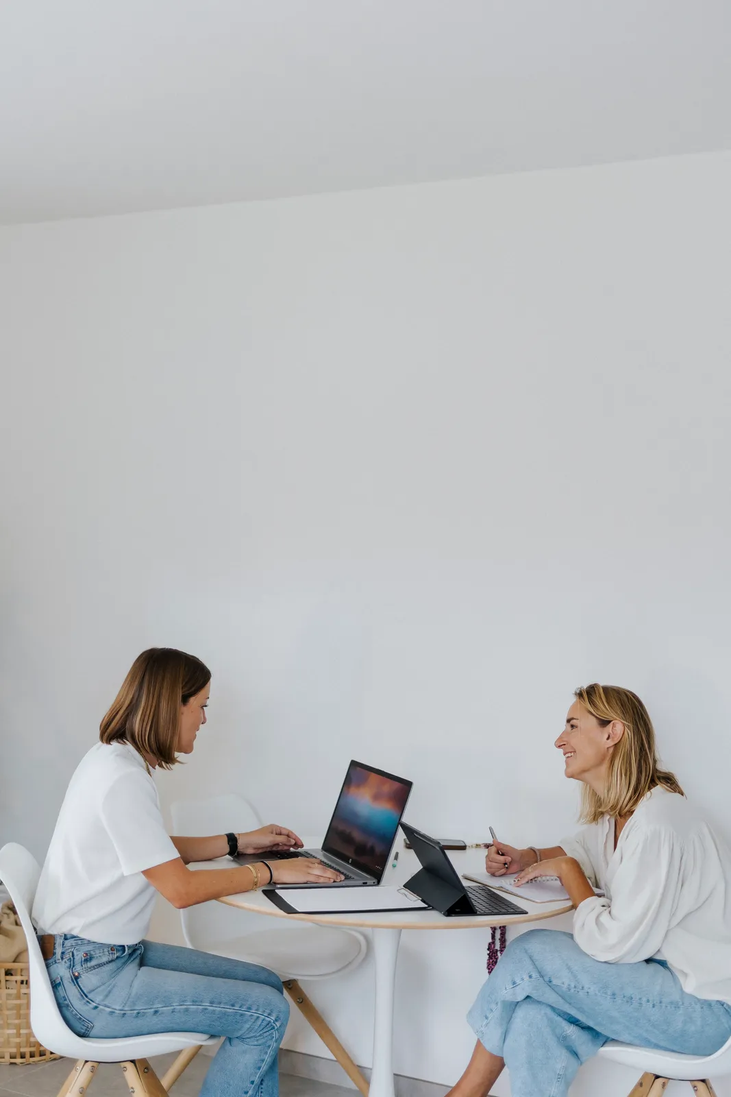 Échange autour des ordinateurs au bureau