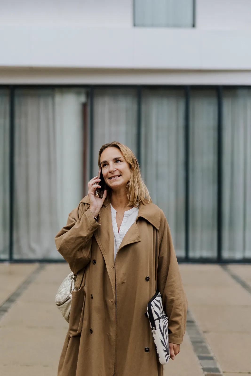 Un échange téléphonique à l’extérieur