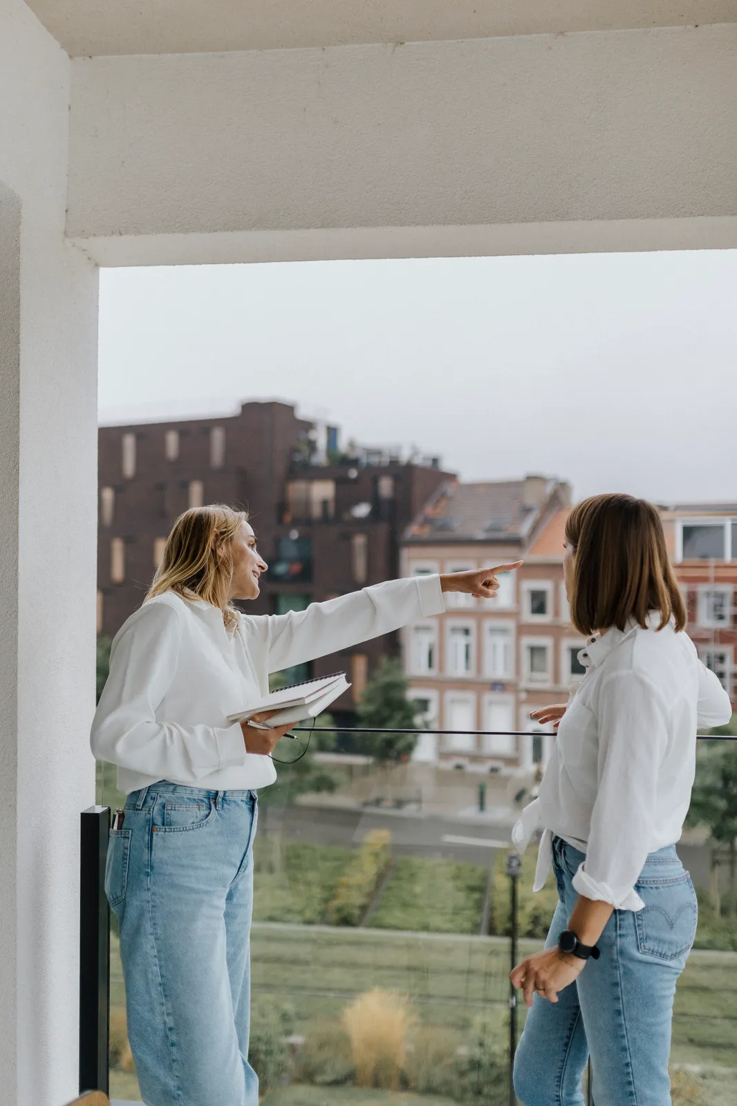 Discussion sur une terrasse avec vue sur Liège