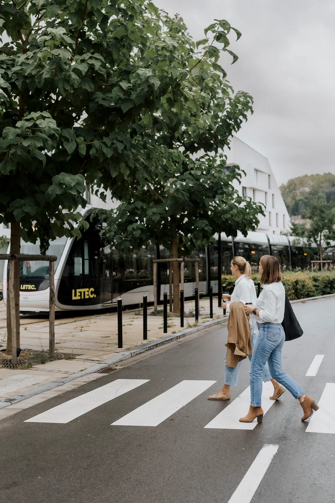 Deux membres de l’équipe traversent la rue