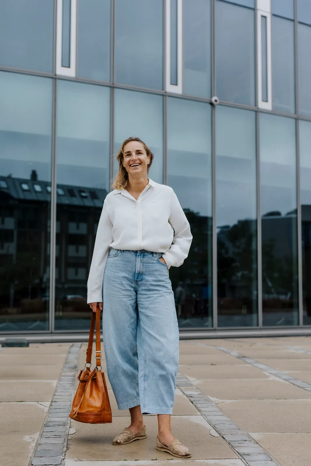 Un portrait devant les façades vitrées