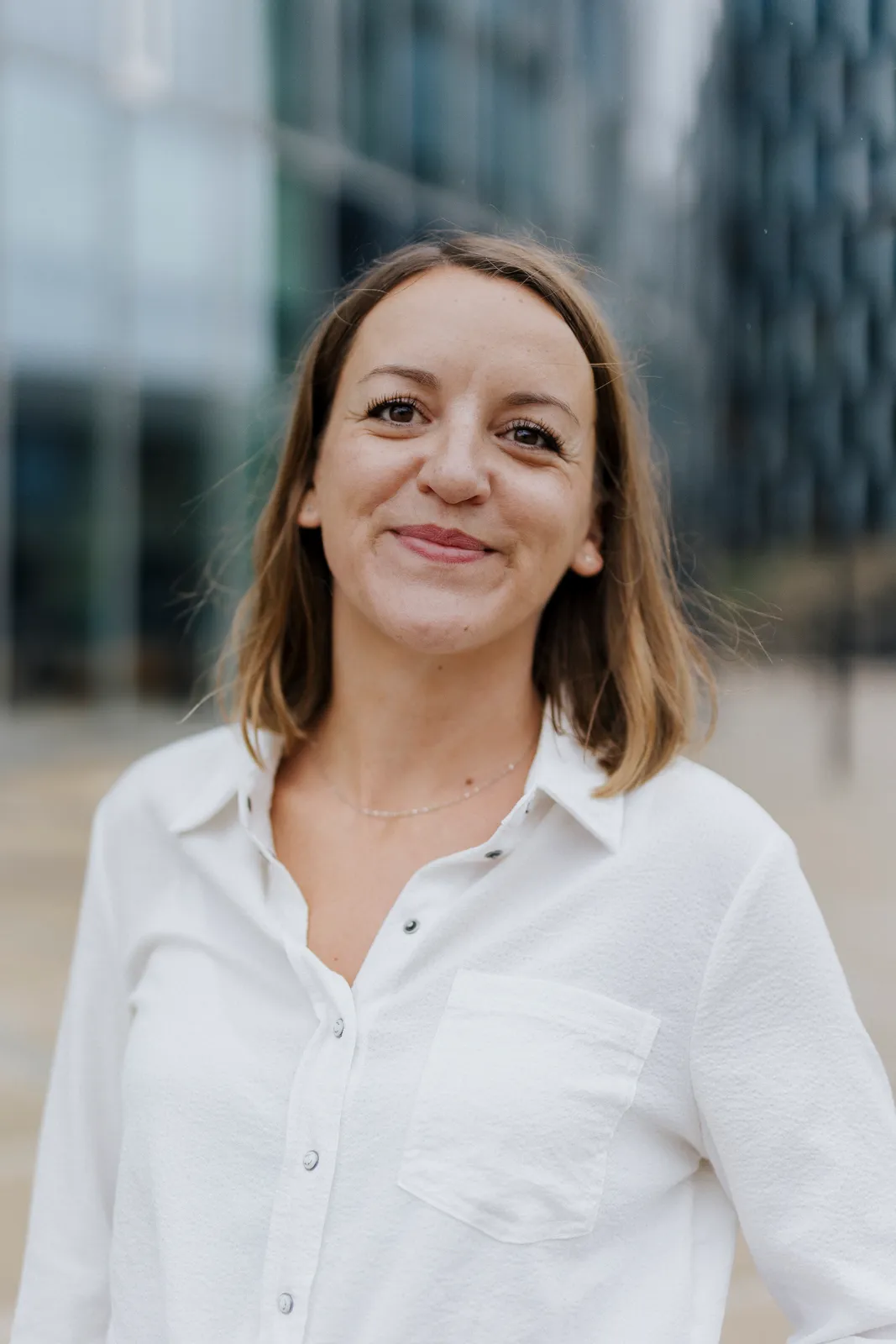 Portrait de l’équipe, chemise blanche et façade vitrée
