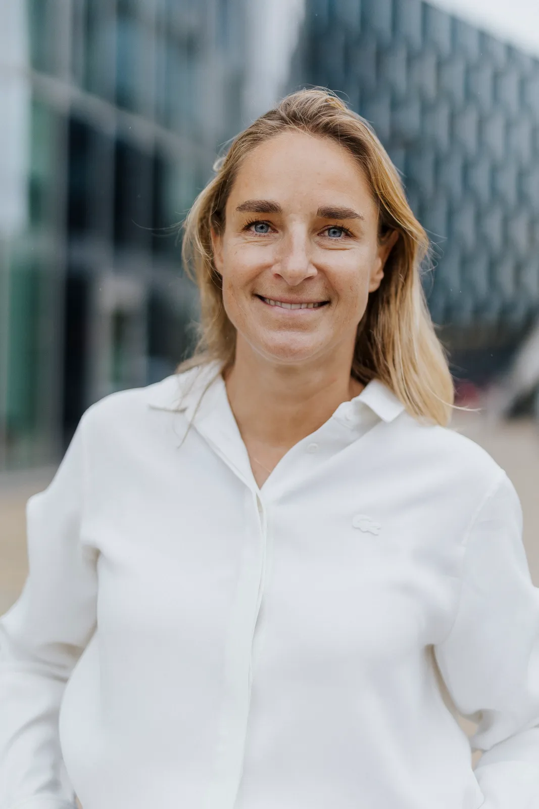 Portrait de l’équipe devant les façades vitrées
