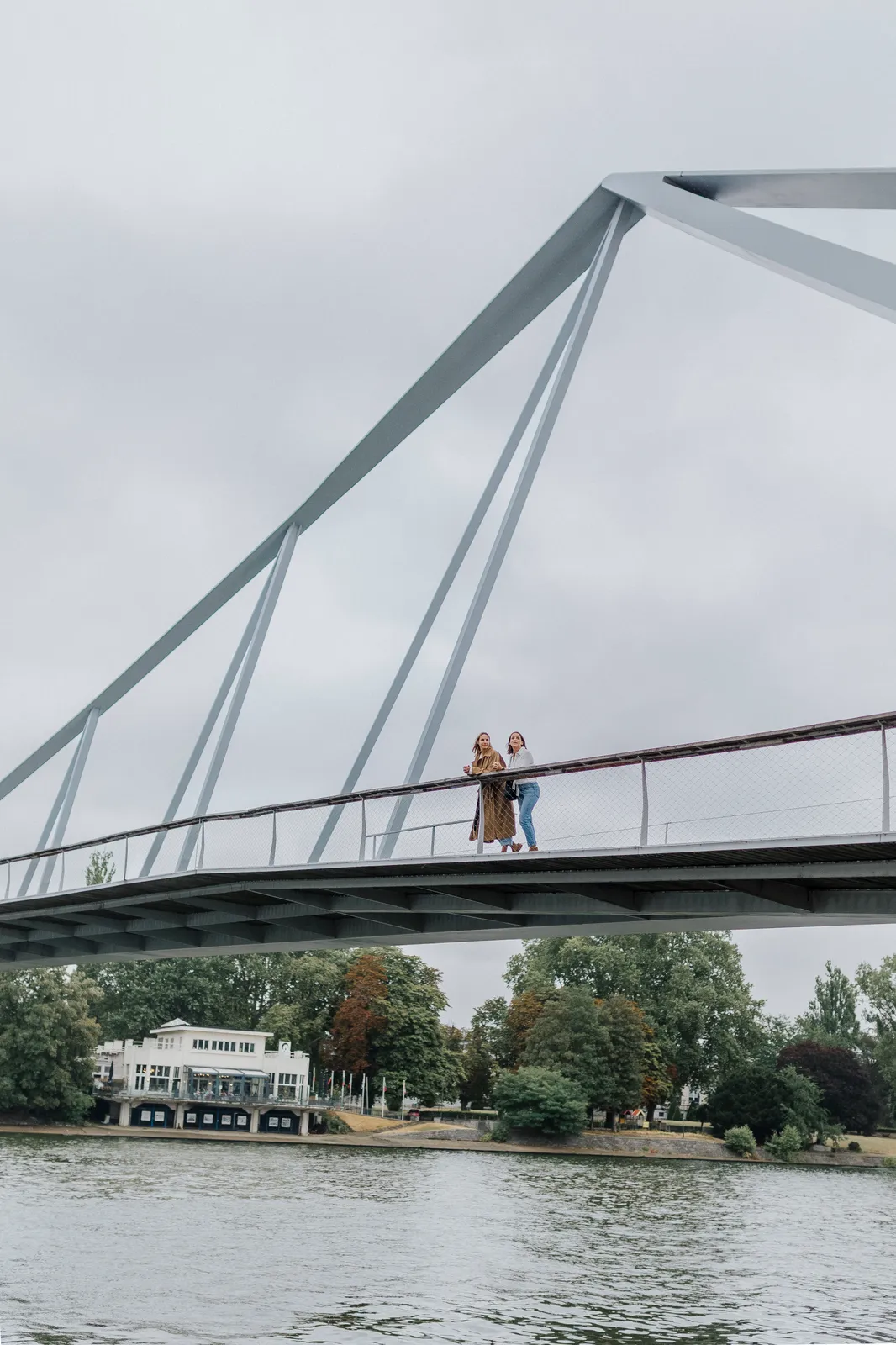 Sur les quais, près d’une passerelle