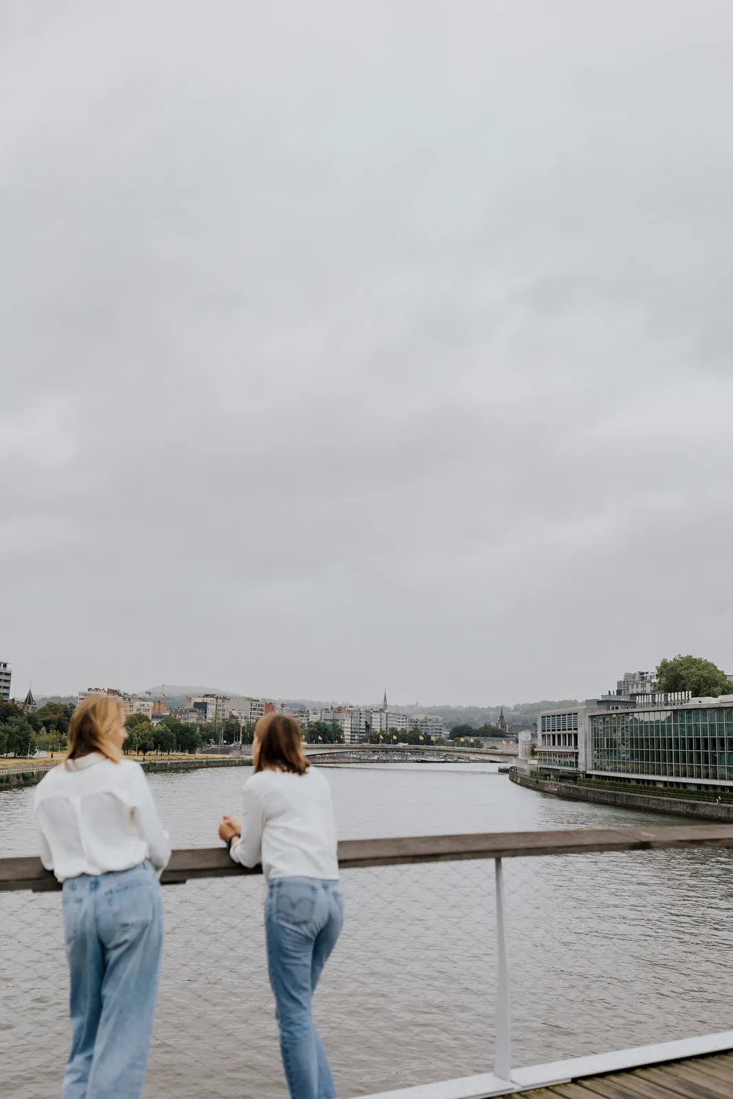 L’équipe devant le paysage liégeois