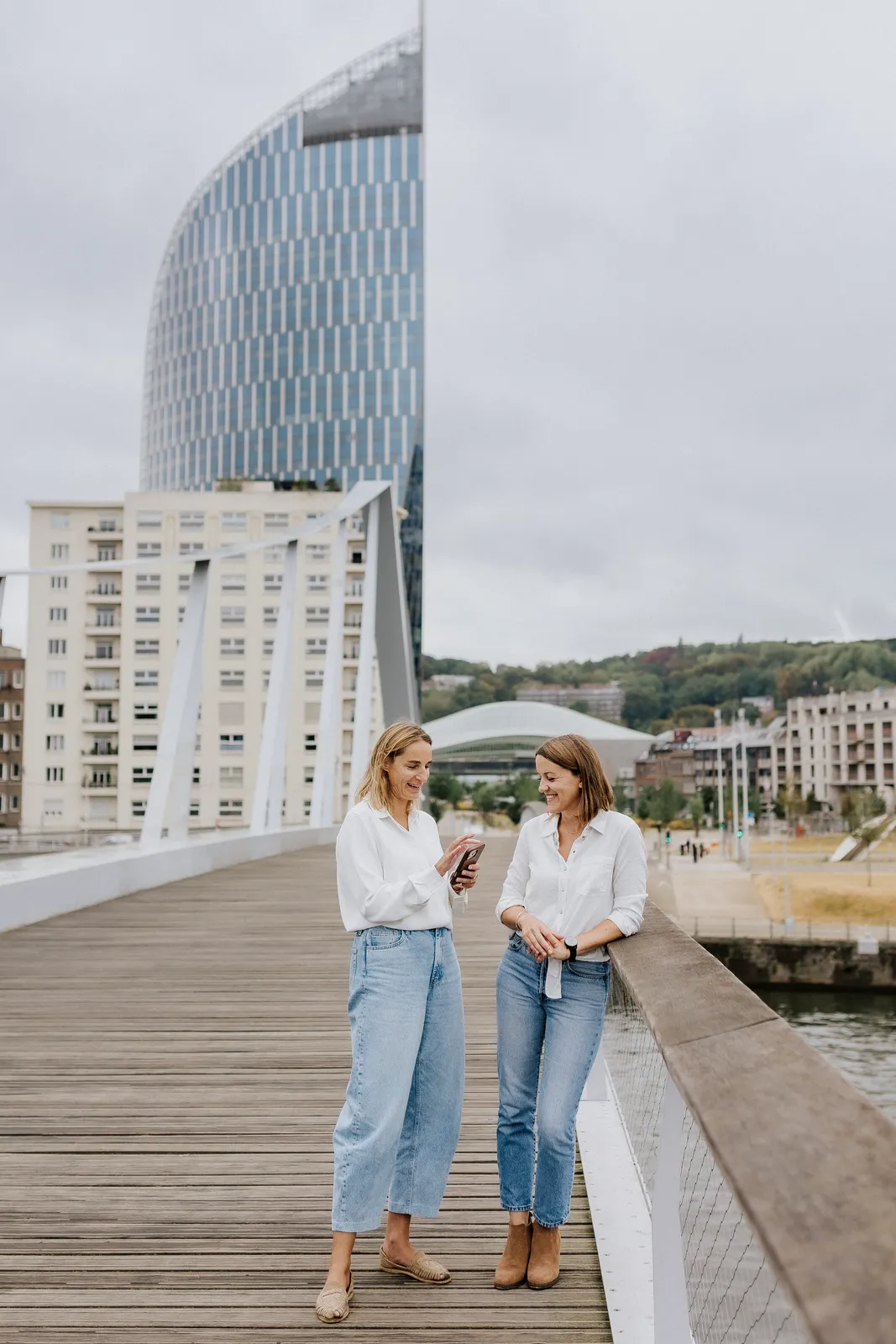 Deux membres de l’équipe sur les quais de Meuse